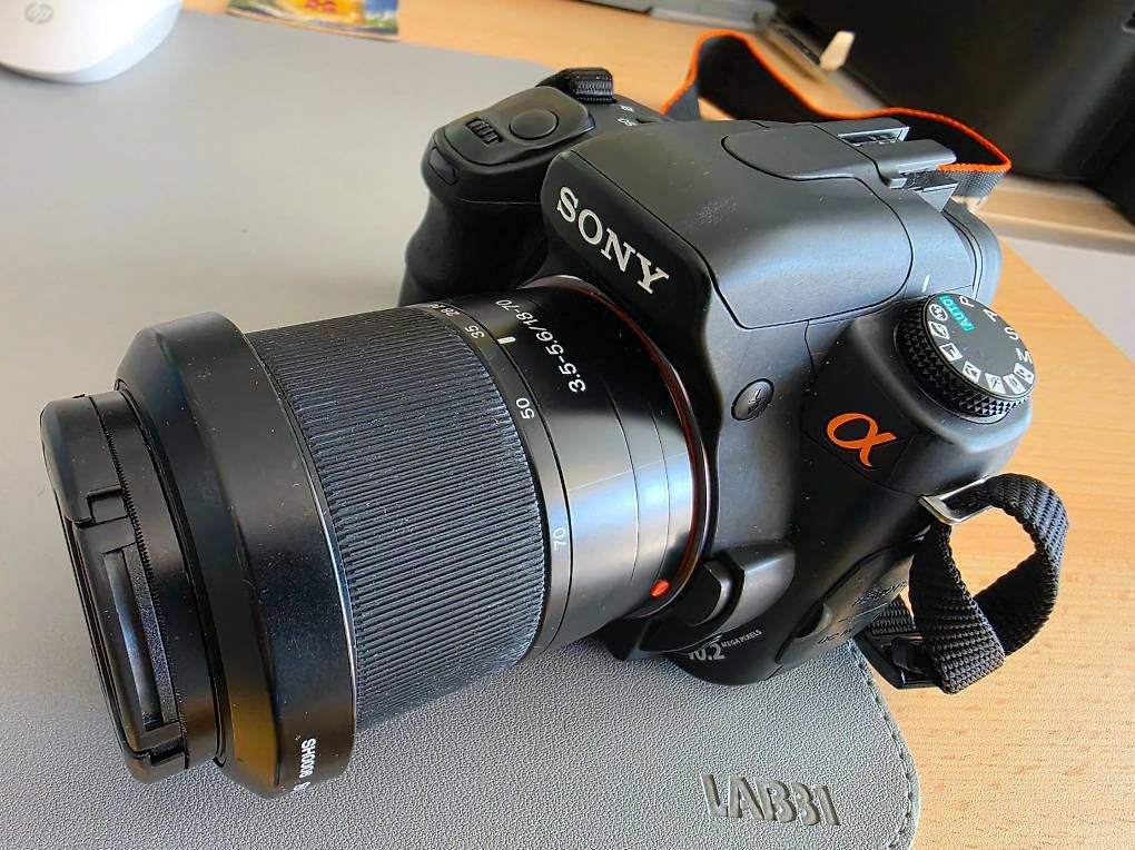 Sony Fotocamera: Sony A200 - Dig.Spiegelreflexkamera (2 Objektiven + Blitz) – Usato da Amriswil venduto da capri06