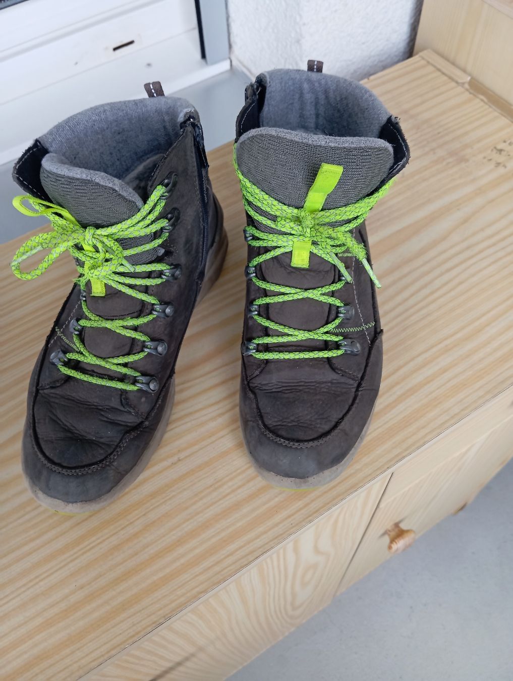 Scarpe per ragazzi: Winterschuhe Wasserdicht NR 37 – Usato da Winterthur venduto da Emrh