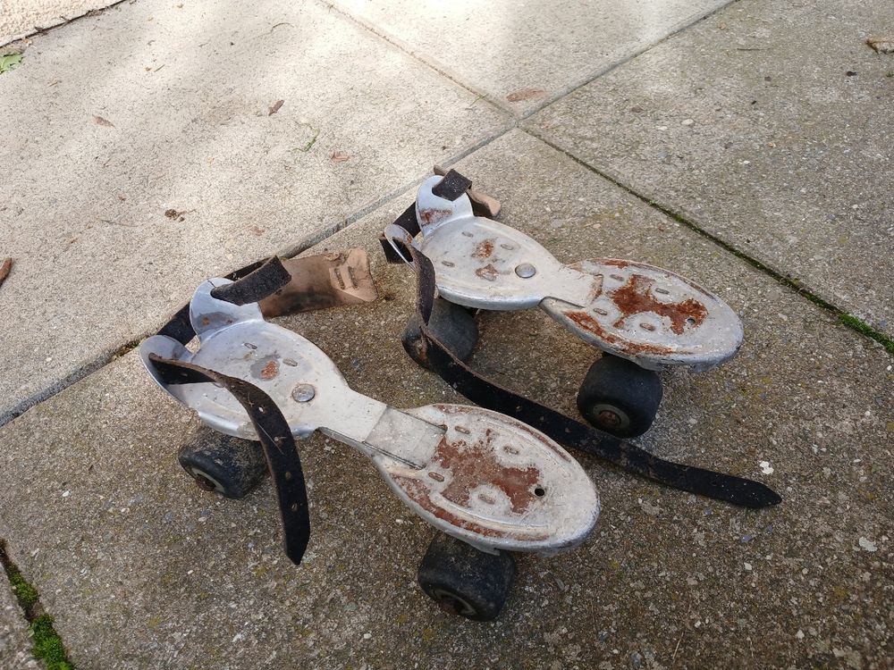 Paire De Patins à Roulettes Anciens Vintage - En L'état Pour Collection Ou Déco