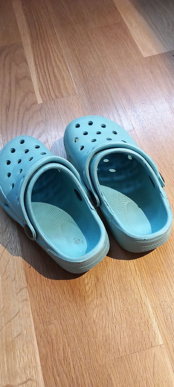 Chaussures garçon: Kinder Clogs hellblau Grösse 27 gebraucht – D'occasion à Oberburg par liawit 2