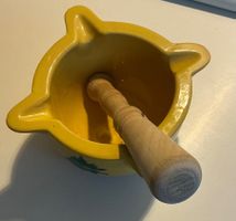 Gelber Mörser mit Stössel, Vintage Keramik