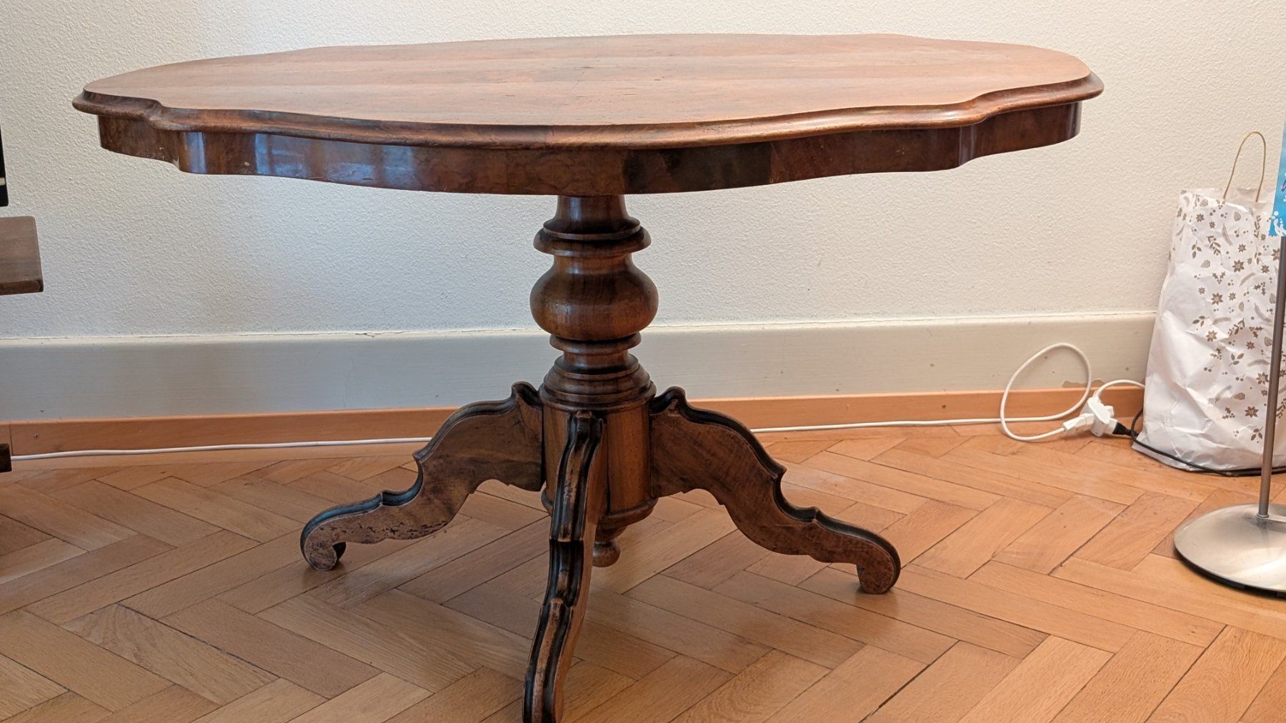 Tische: Antiker Nussbaumtisch. Louis Philippe – Gebraucht aus Bern von lauterhaas