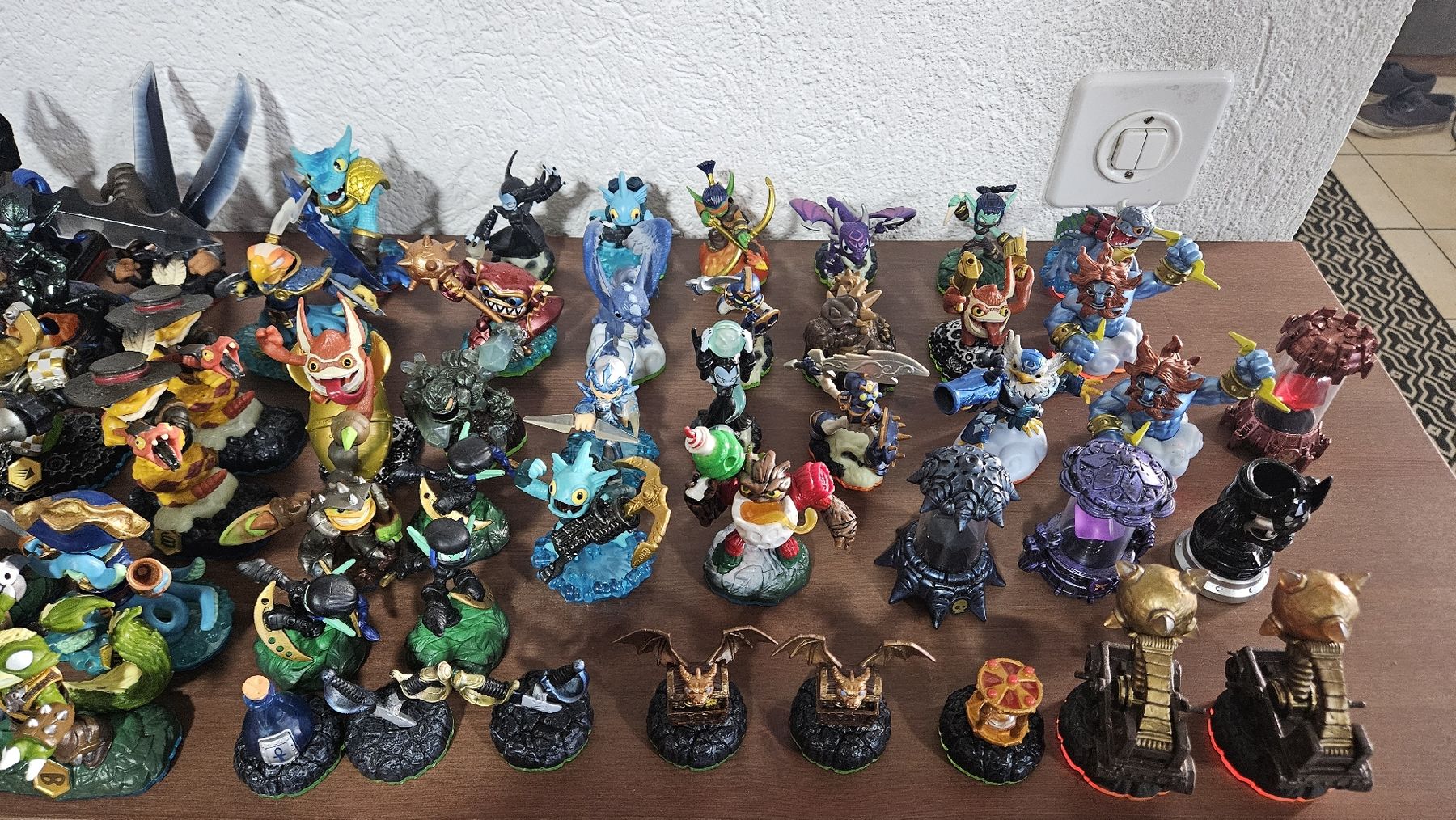 Giocattoli: Lot de figurines Skylanders avec accessoires divers – Usato da Monthey venduto da N3D 1