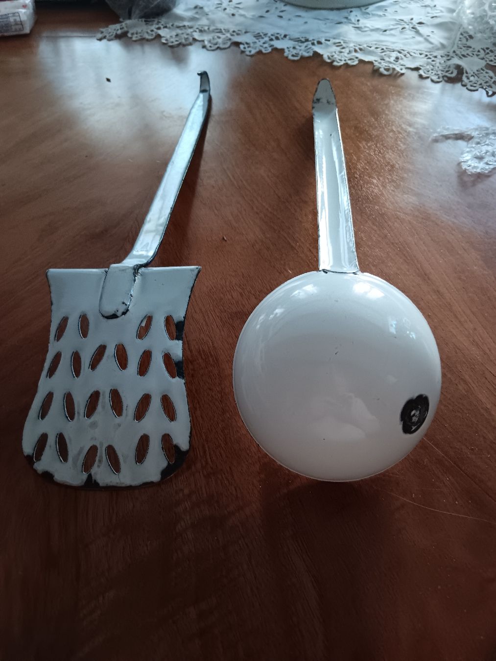 Set di posate: emaille Kelle und Schaumlöffel – Usato da Ambrì venduto da Maerz87