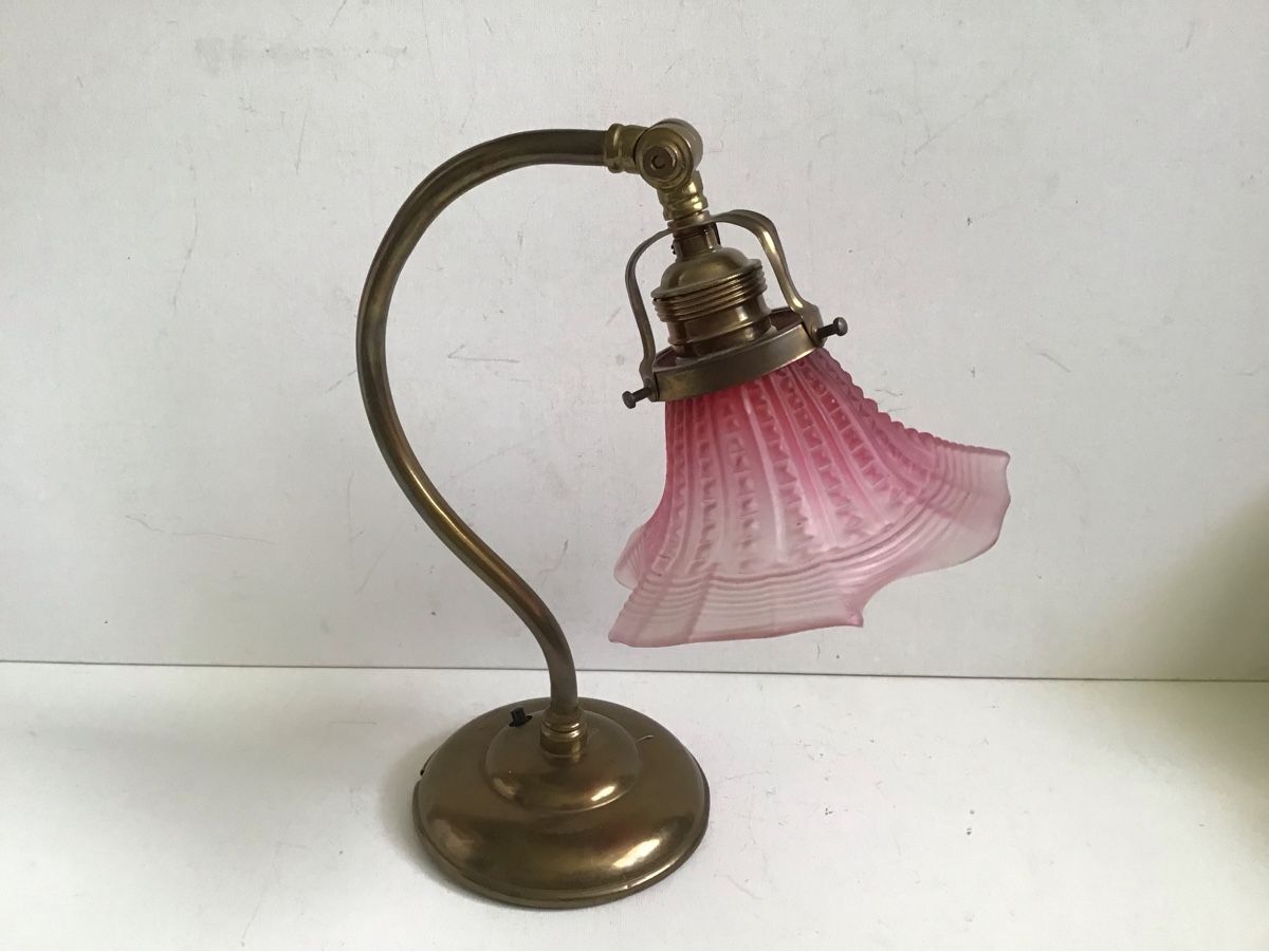 Lampade: Antikes Tischlämpli mit rosa Clöchli – Usato da St. Gallen venduto da Goldlilly