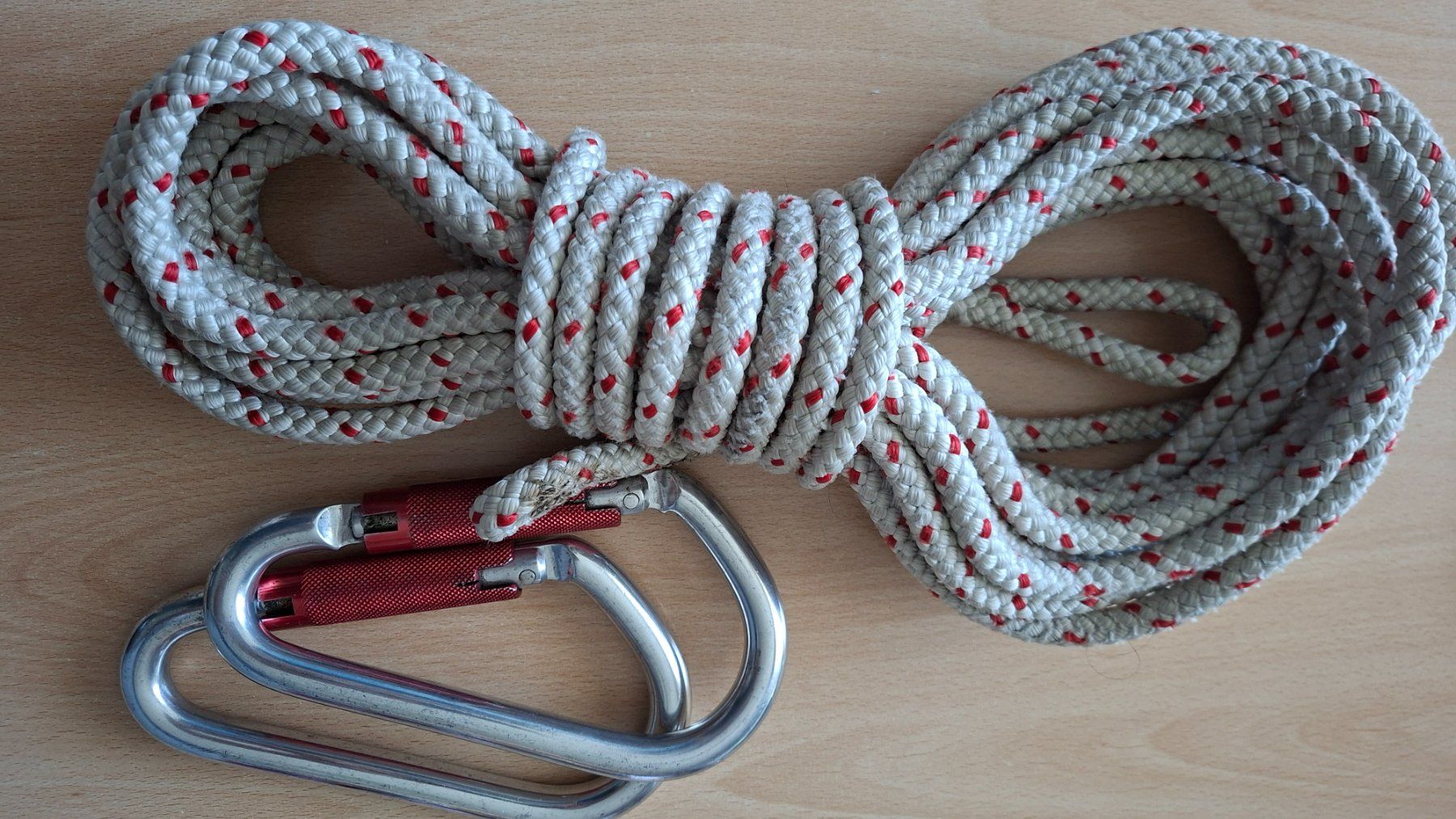 Kletterausrüstungen: Allzweckseil/Arbeitsseil mit Karabiner – Gebraucht aus Adligenswil von RolandoA