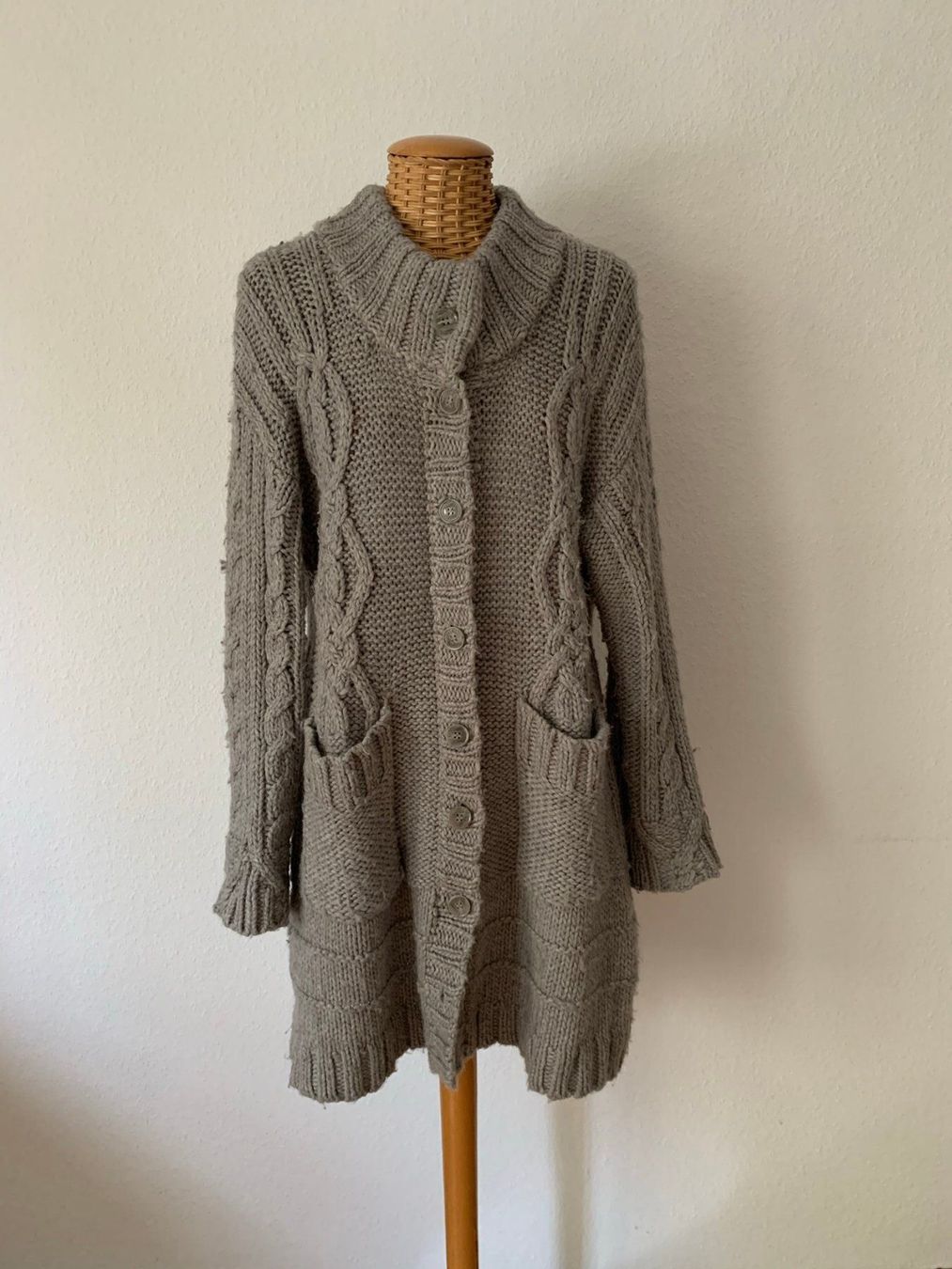 Mango Jacken: MANGO - Strickjacke grau M – Gebraucht aus Zürich von Diazaio