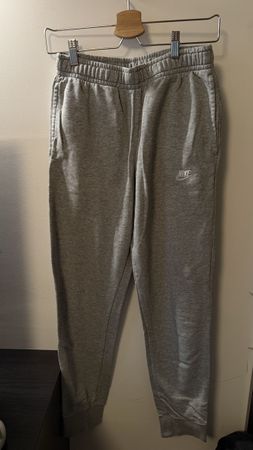 Graue Nike Jogginghose Gr.M — guter Zustand, perfekt für Her