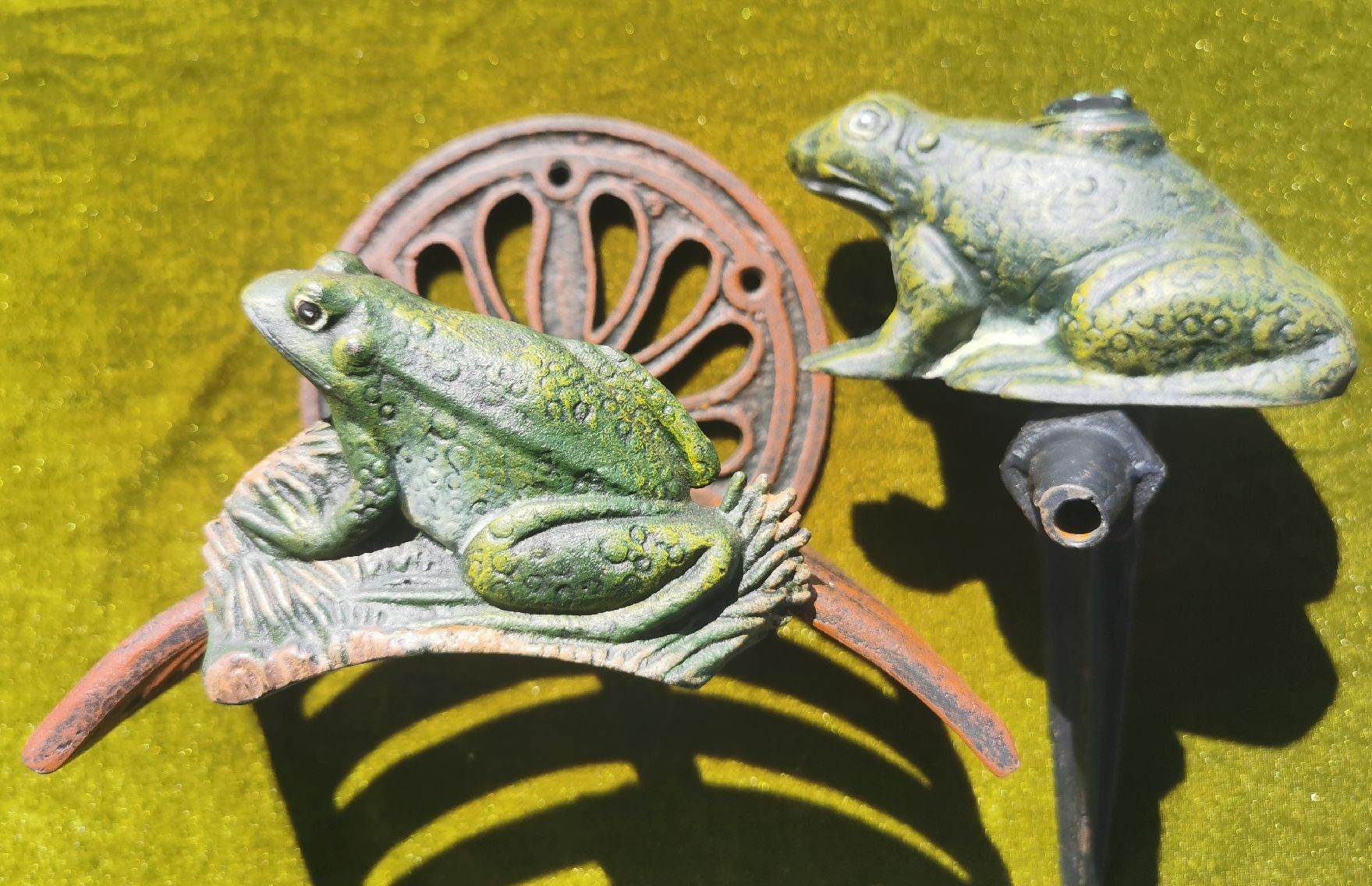 Statuette: Gartenschlauchaufhängung und Rasensprenger – Nuovo (secondo la descrizione) da Wettingen venduto da Biitel