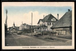 AK Kerzers, Dorfstraße mit Schule und Käserei