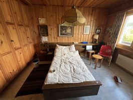 Einzelbett aus Holz mit Lattenrost