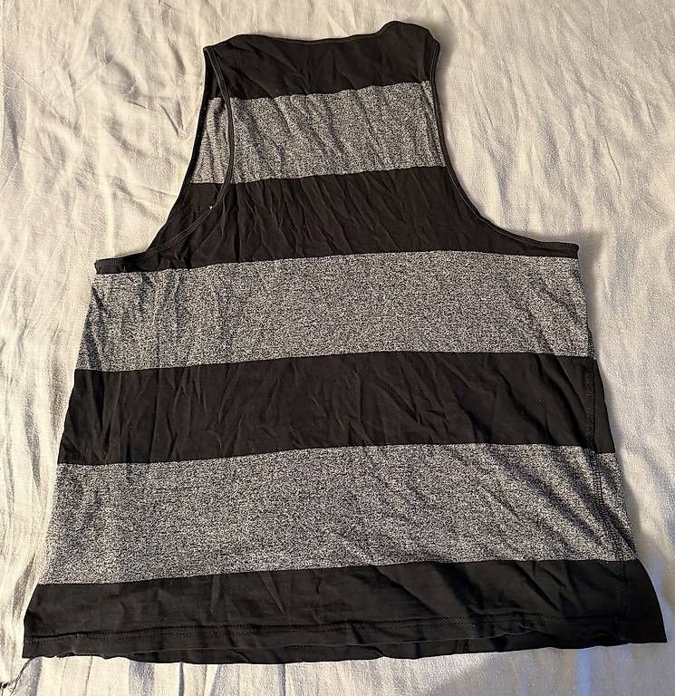 T-shirt: Clockhouse Tank Top schwarz/grau gestreift – Usato da Wädenswil venduto da dom_pz5d 3