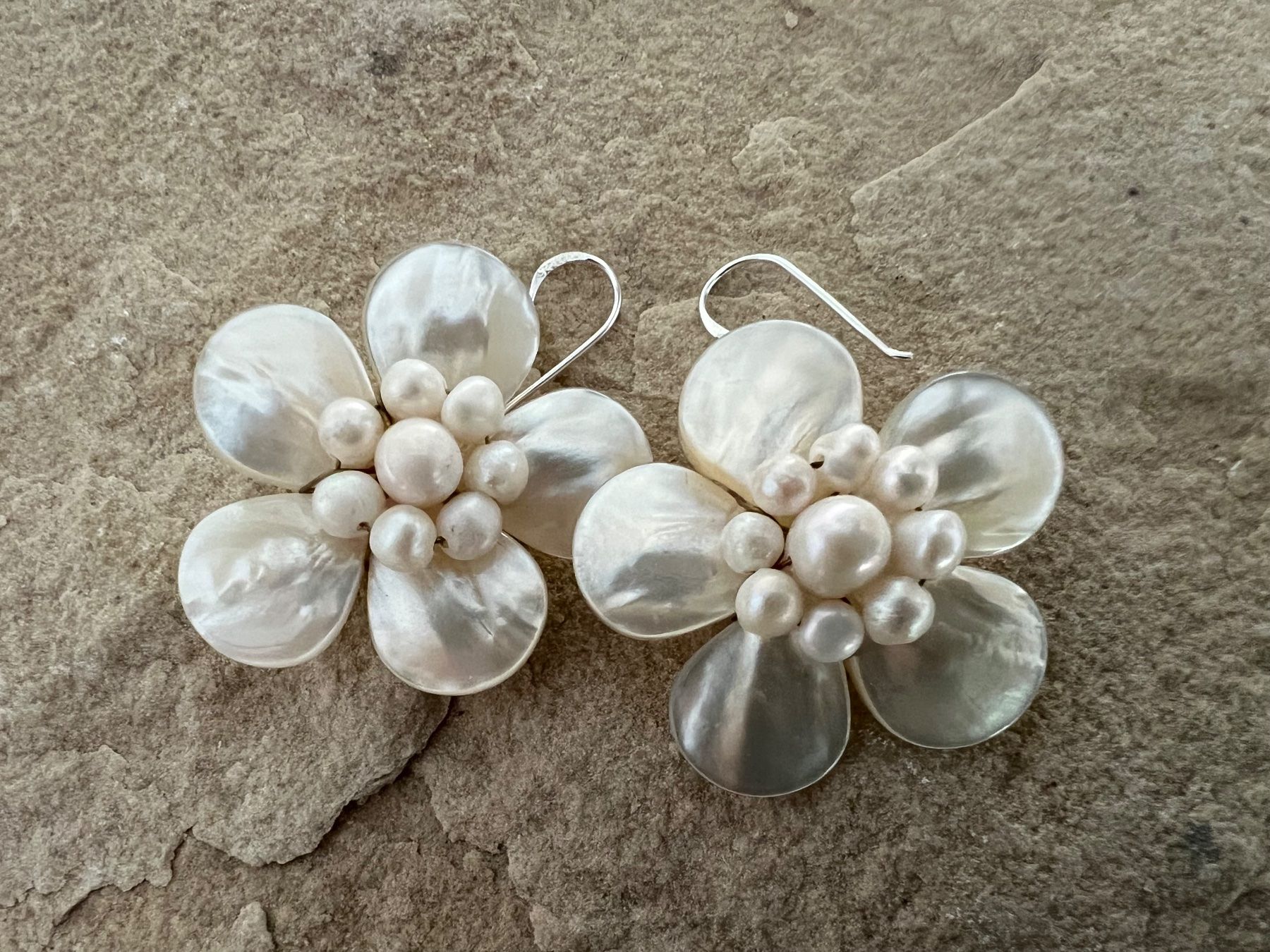 Orecchini pendenti & Orecchini a lobo: Ohrringe Handarbeit XL Blumen Perlmutter u.Perlen Boho Style – Nuovo (secondo la descrizione) da Bern venduto da Jiffy 3