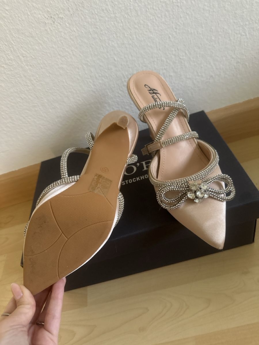 Scarpe da donna: Abendliche Damenschuhe, Grösse 39 – Usato da Birsfelden venduto da kri_95p8 2