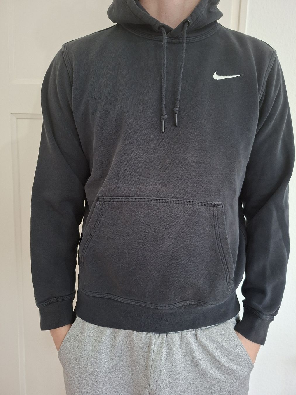 Nike Pullover & Sweatshirts: Pull Nike noir à capuche, – Gebraucht aus Renens VD von ser_j2fn