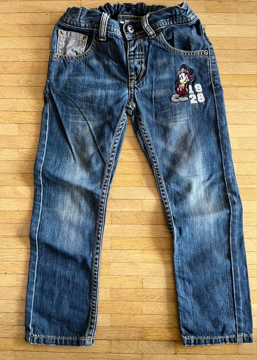 C&A Pantaloni: Kids Jeans mit Mickey Mouse, Gr 110 – Nuovo (secondo la descrizione) da Basel venduto da JJ.Elena