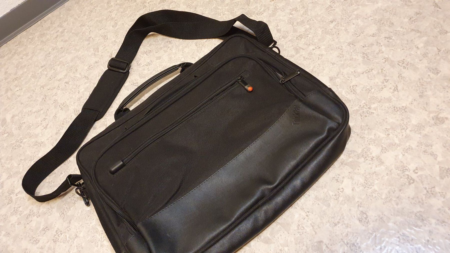 Lenovo Borse: Neu ThinkPad  Notebooktasche mit Fehler – Usato da Wald ZH venduto da Martin79