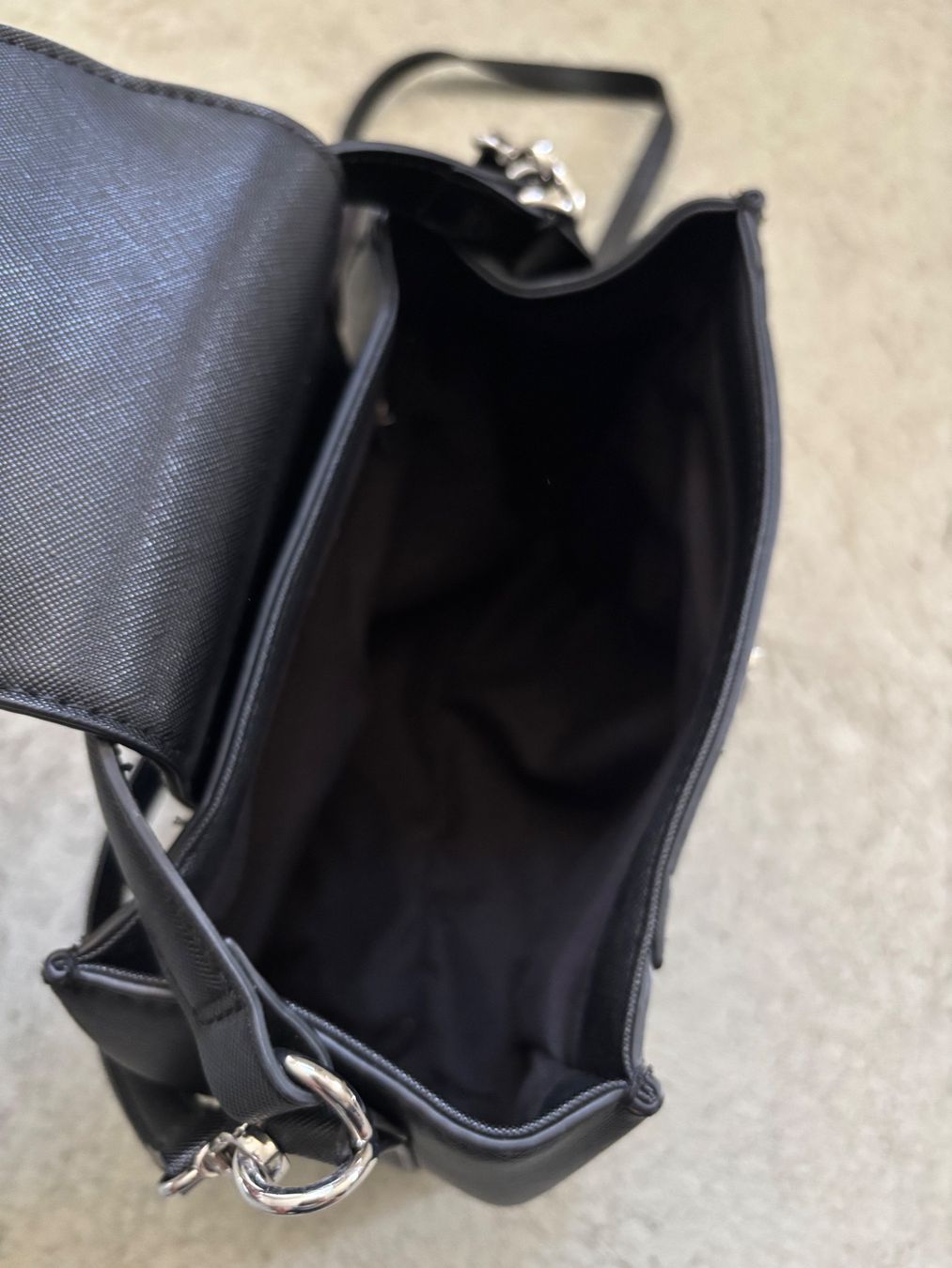 Taschen für Damen: Schwarze Damen Handtasche mit Riemen – Gebraucht aus Sonterswil von VD-Service 2