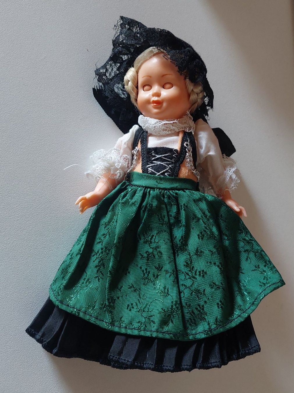 Puppen: Ältere Puppe in Tracht – Gebraucht aus Erlinsbach von pfunky