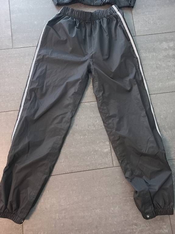 Ensembles: A vendre ensemble imperméable junior – D'occasion à Onnens FR par oma_7ngq 2