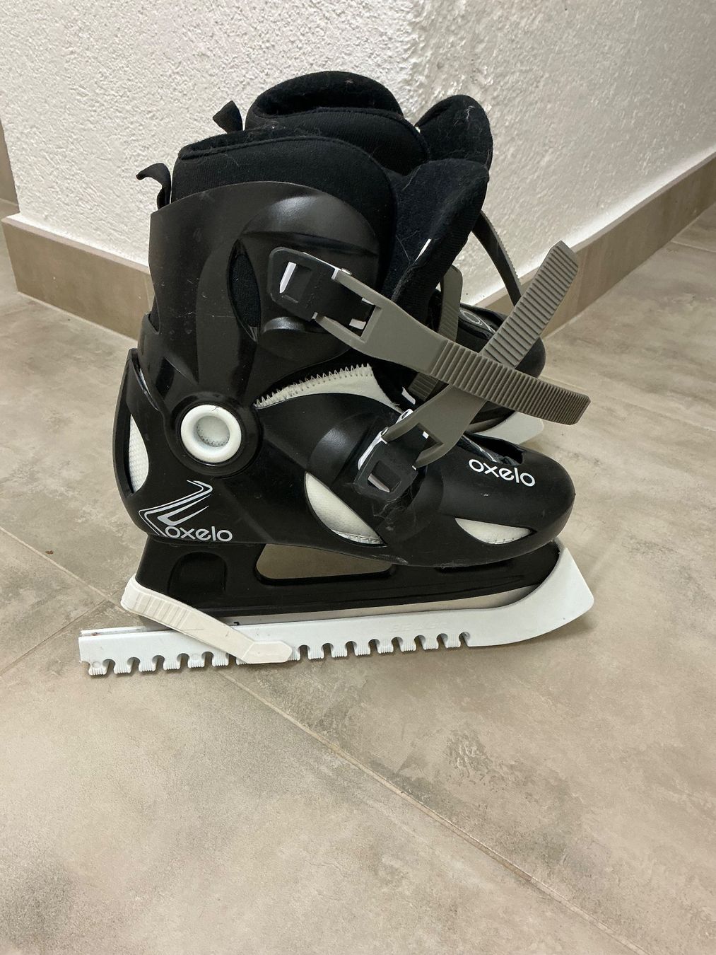 Decathlon Pattini da ghiaccio: Patins à glace OXELO évolutifs – Usato da Couvet venduto da xen_8fvc