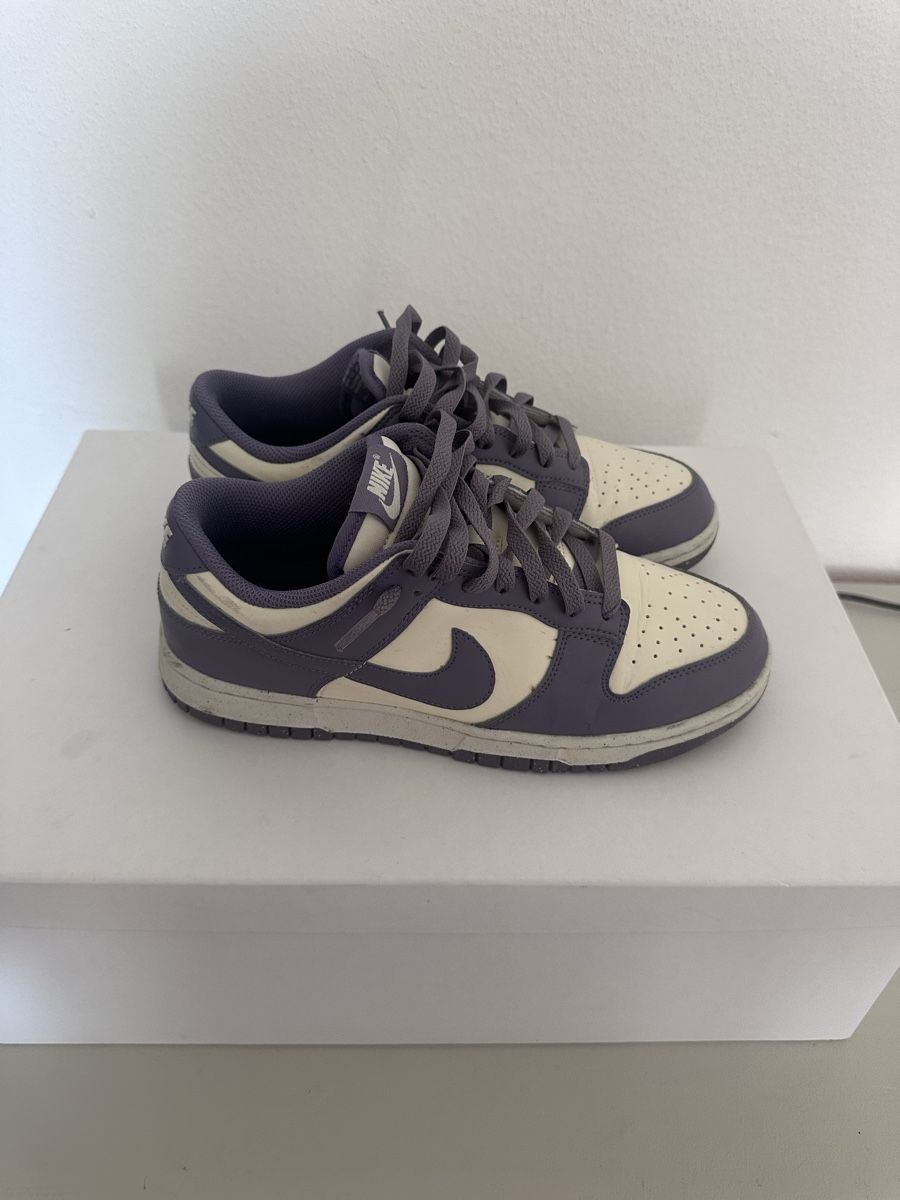 Nike Scarpe da uomo: Baskets Nike Dunk Low violet/crème pointure 41 neuves – Nuovo (secondo la descrizione) da Vevey venduto da ant_5q9y 3