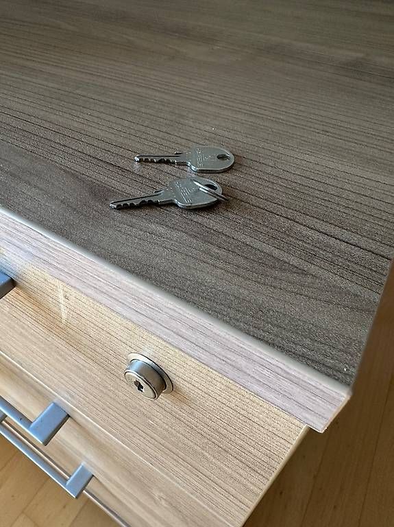 Eléments de bureau: Rollcontainer CS Schmal, Nussbaum-Dekor, abschliessbar – D'occasion à Zürich par Matthiaskull 2