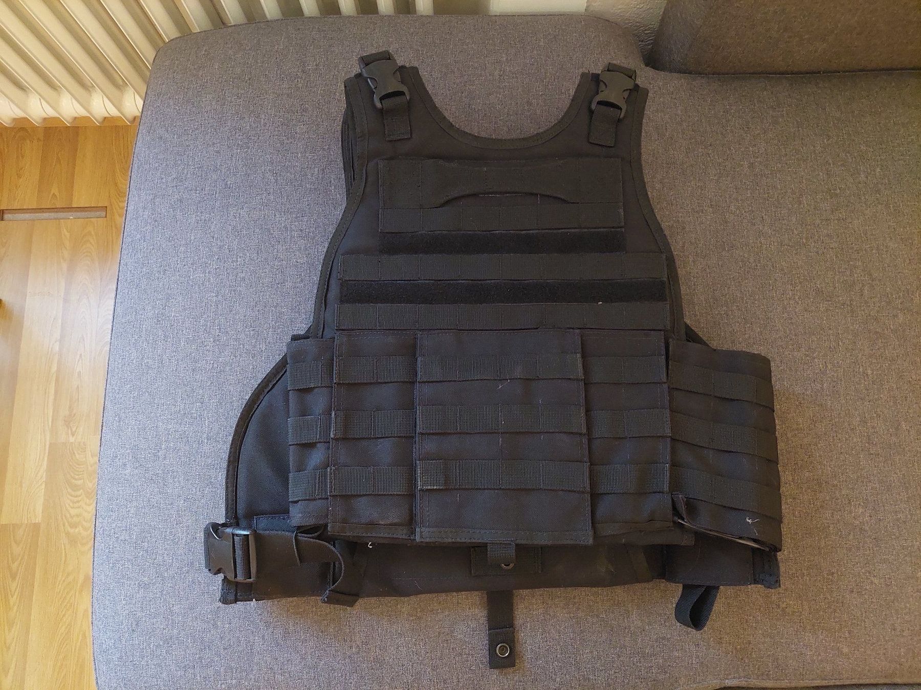 Uniformi: Taktische Weste Schwarz / Plattenträger – Usato da Meilen venduto da bernhardundbianca 1