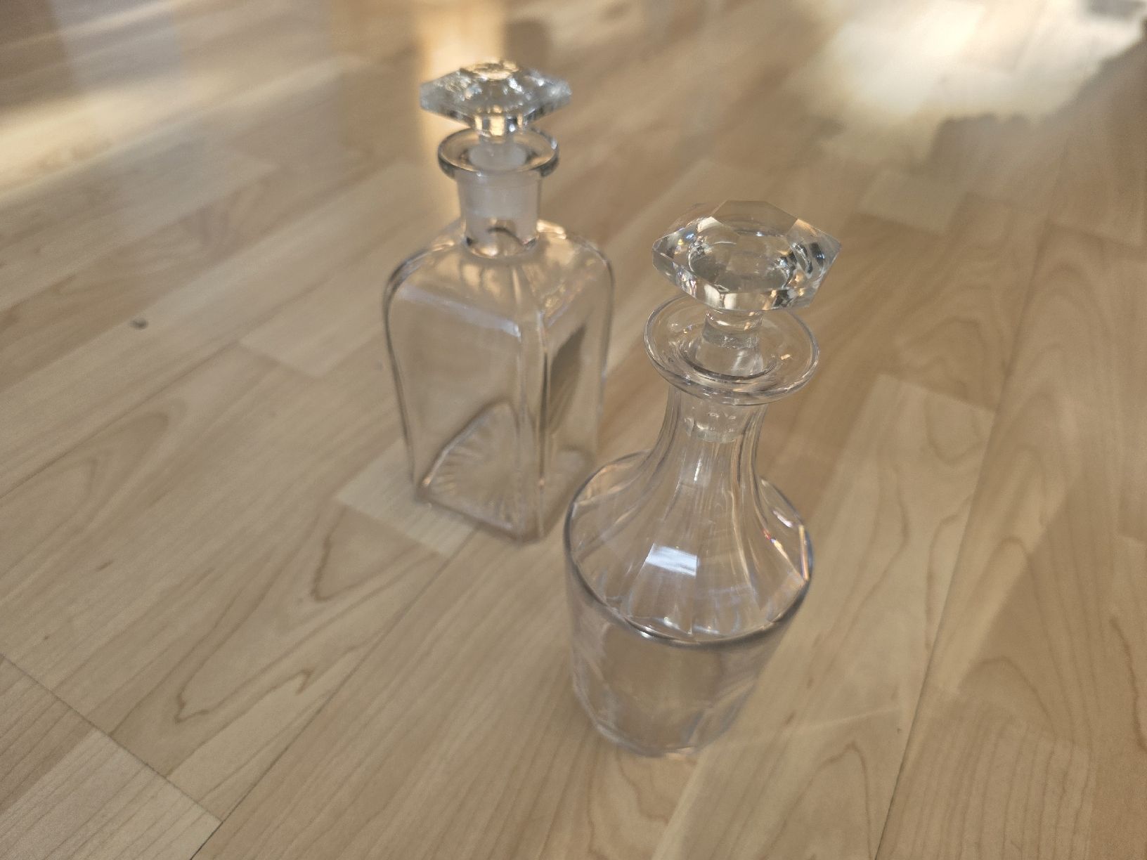 Caraffe: 2 antike Glasflaschen, Karaffen, mit Glasstöpsel – Usato da Suhr venduto da andreas_2008