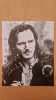Liam Neeson, Original Autogramm auf Grossfoto in s/w