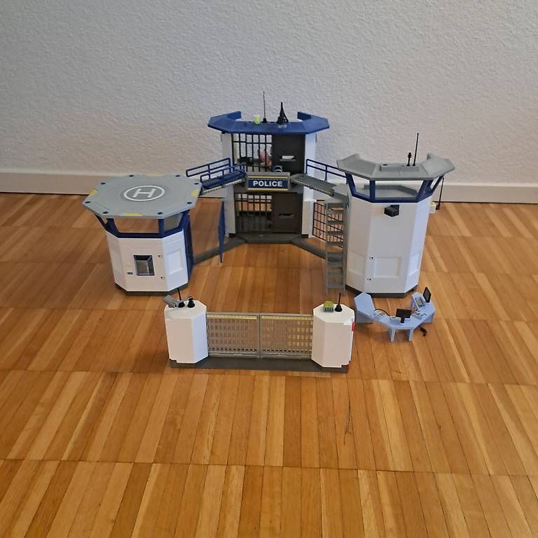 Giocattoli: Playmobil Polizei-Kommandozentrale – Usato da Neftenbach venduto da sam_jbb5 2