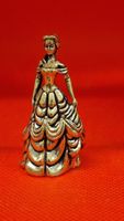 Kleine bronzene Figur einer Dame im Ballkleid, antik