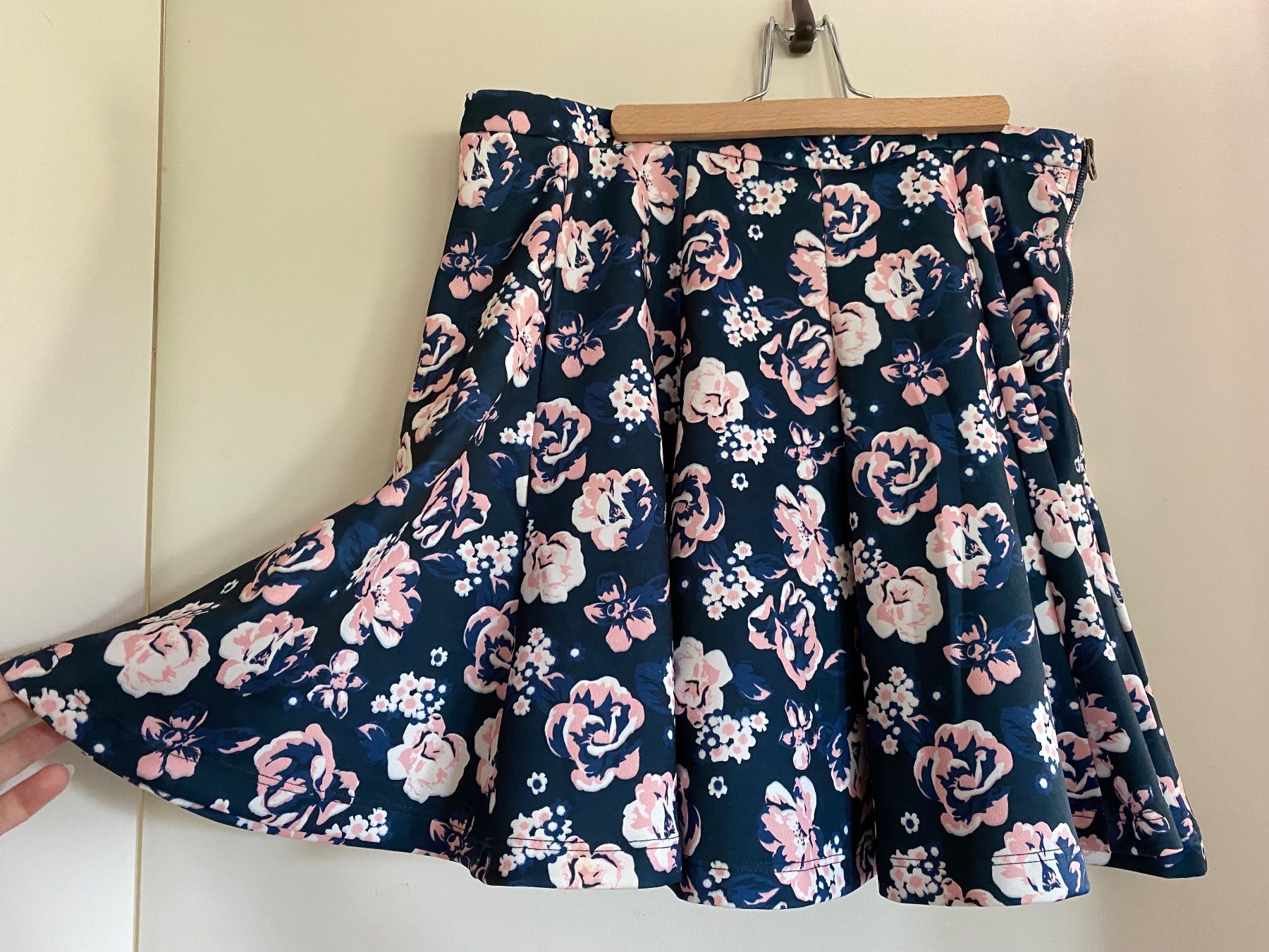 Superdry Gonne: Superdry Rock mit Blumen – Usato da Hünenberg venduto da a.u.849 4