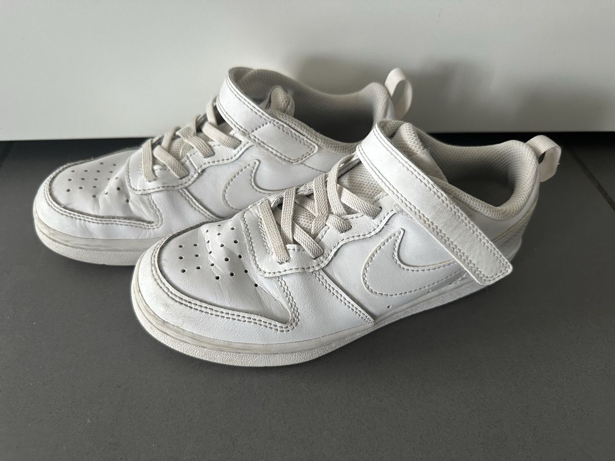 Nike Scarpe per ragazzi: Nike Turnschuhe weiss Grösse 33 – Usato da Uetikon am See venduto da Ccsibi 2