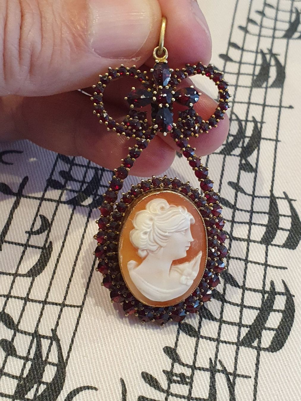 Anhänger: Eye-CatcherJugendstil Handarbeit in Form eines Anhängers.... – Gebraucht aus Wohlen AG von palmsprings 1