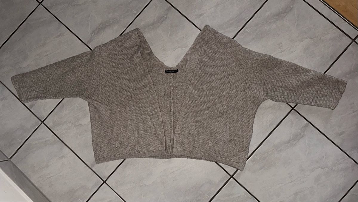 Brandy Melville Jacken: Brandy Melville Strickjacke, beige, one size – Gebraucht aus Hergiswil NW von kaufe_bei_kaufmann 1