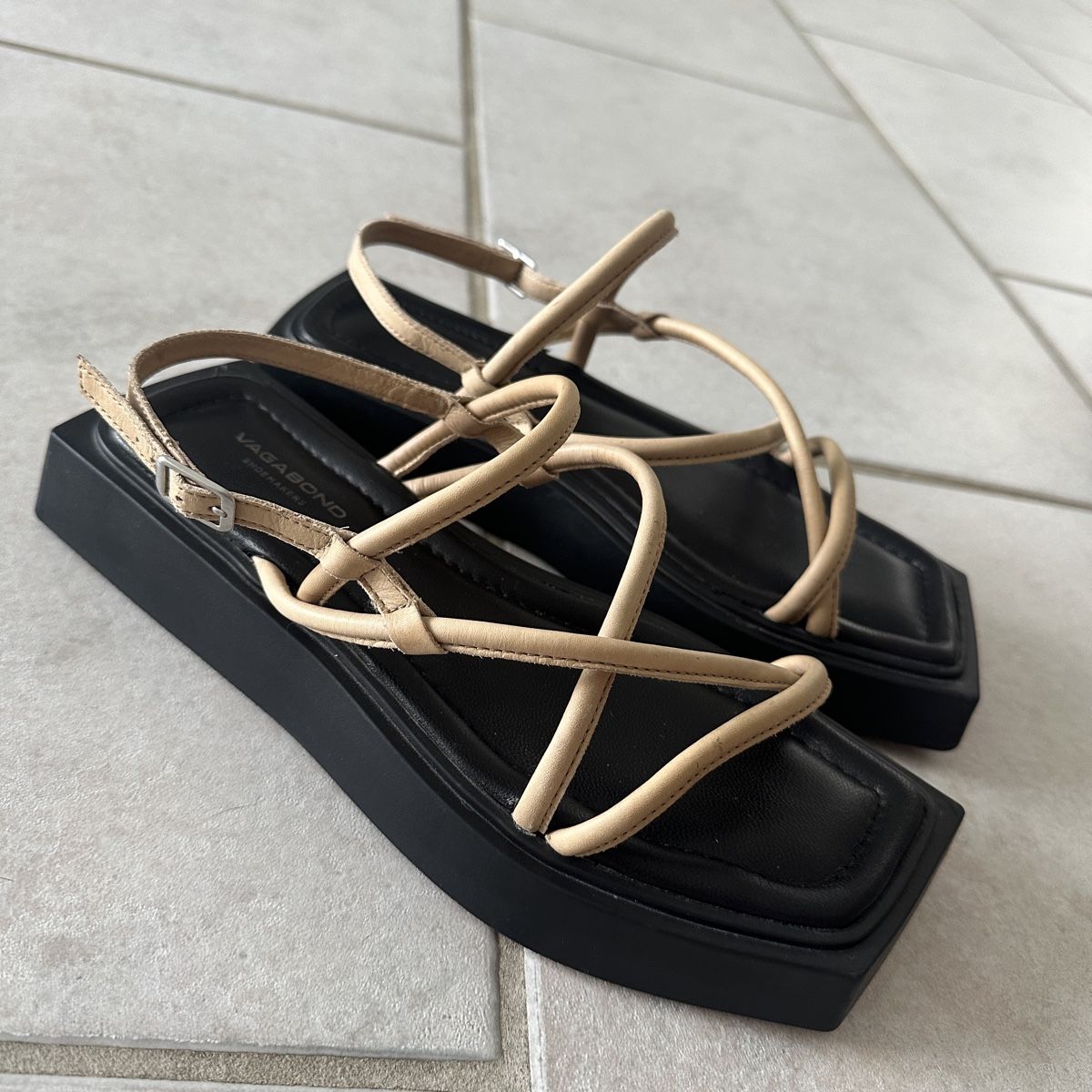Vagabond Scarpe da donna: BEIGE CHUNKY PLATFORM SANDALS – Usato da Zofingen venduto da JumpInVintage
