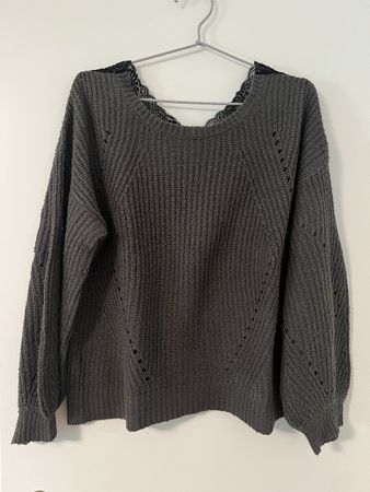 Dunkelgrauer Strickpullover mit Spitzeneinsatz (Gr. L)
