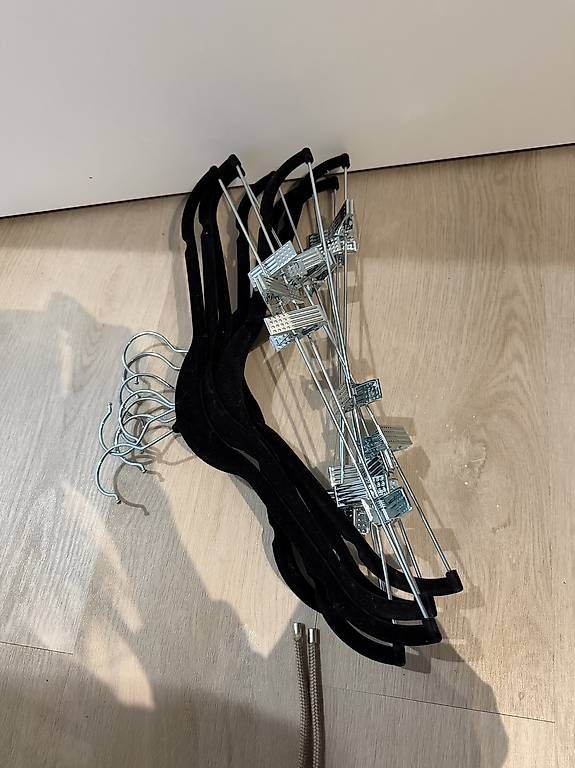 Kleiderbügel: Kleiderbügel ikea 147stk – Gebraucht aus Niederhasli von des_f82m 1