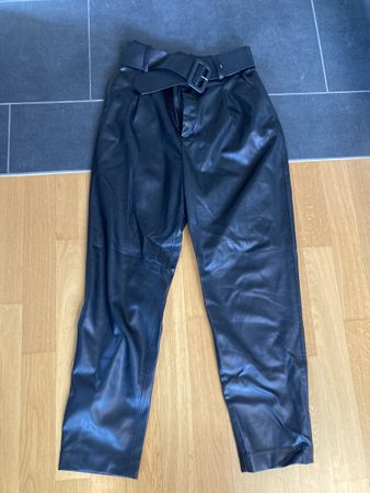 Zara Kunstlederhose mit Gürtel, Schwarz, XS, Neuwertig!