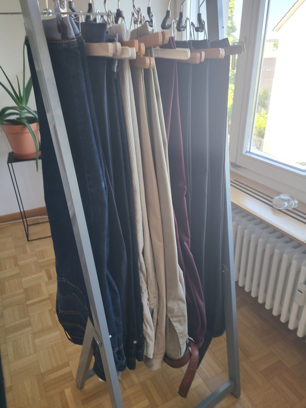 Pantaloni: 10 Herrenhosen im Paket – Usato da Binningen venduto da Nordland