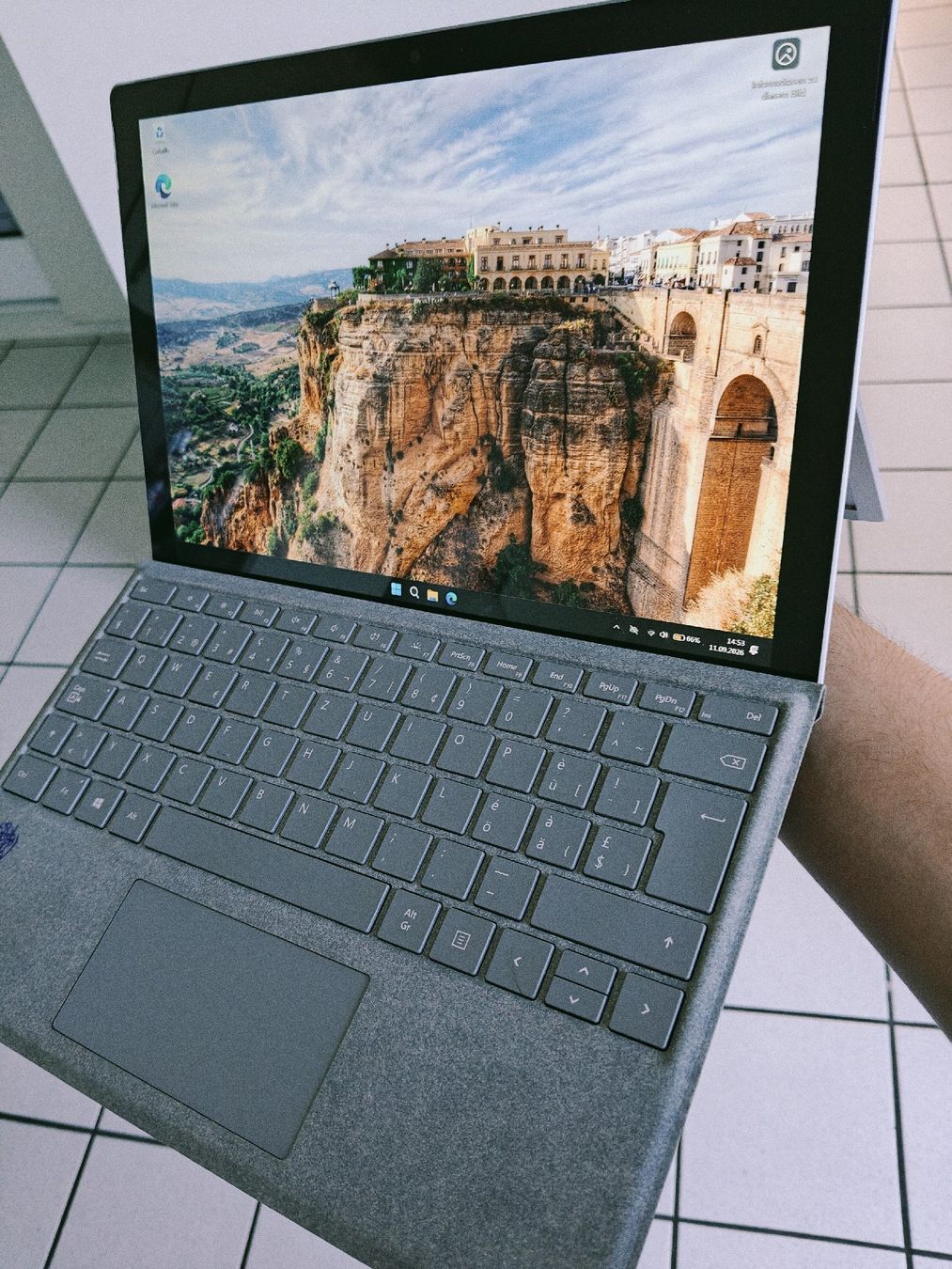 Microsoft Notebooks: Tablette Microsoft Surface Pro 5 i5 7300u ssd 256Go – Gebraucht aus La Chaux-de-Fonds von Honit 1