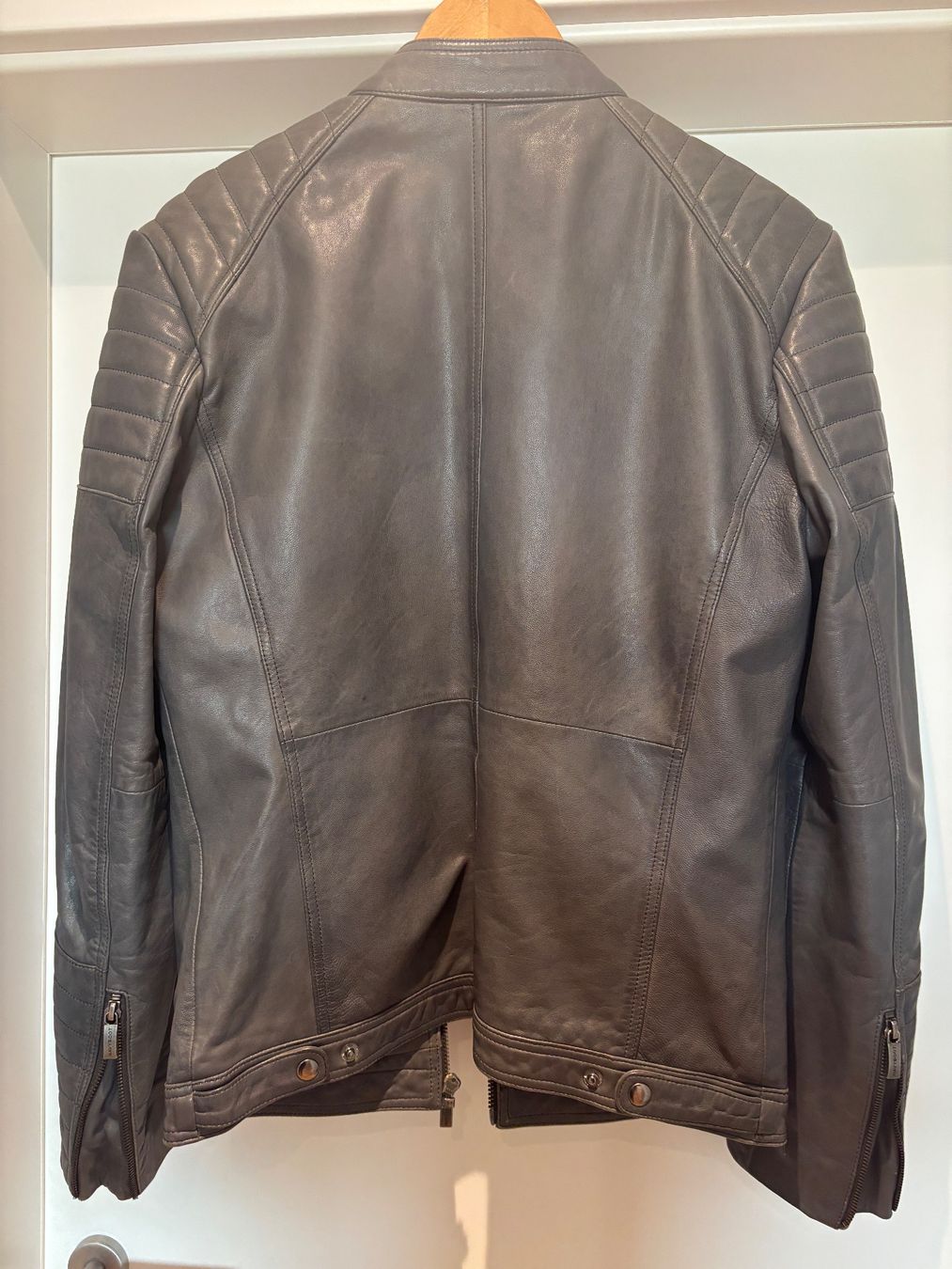 Navyboot Giacche: Neuwertige Navyboot Herren Lederjacke Size S/M – Nuovo (secondo la descrizione) da Lengnau BE venduto da 4ConsultingSolutions 7