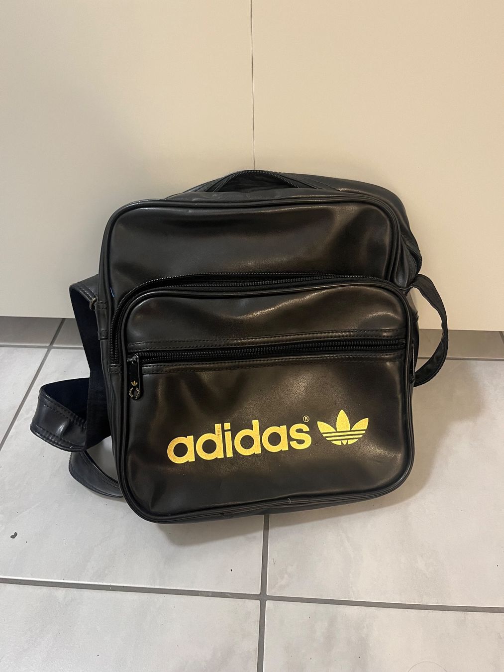 Adidas Borse: Adidas Umhängetasche – Usato da Andwil SG venduto da sas_m9tn