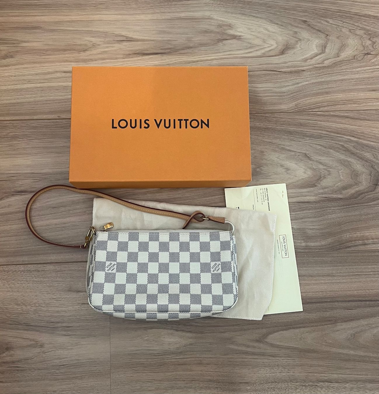 Louis Vuitton Sacs femmes: Louise Vuitton pochette accessories – D'occasion à Arzier Le Muids par oma_w5bq