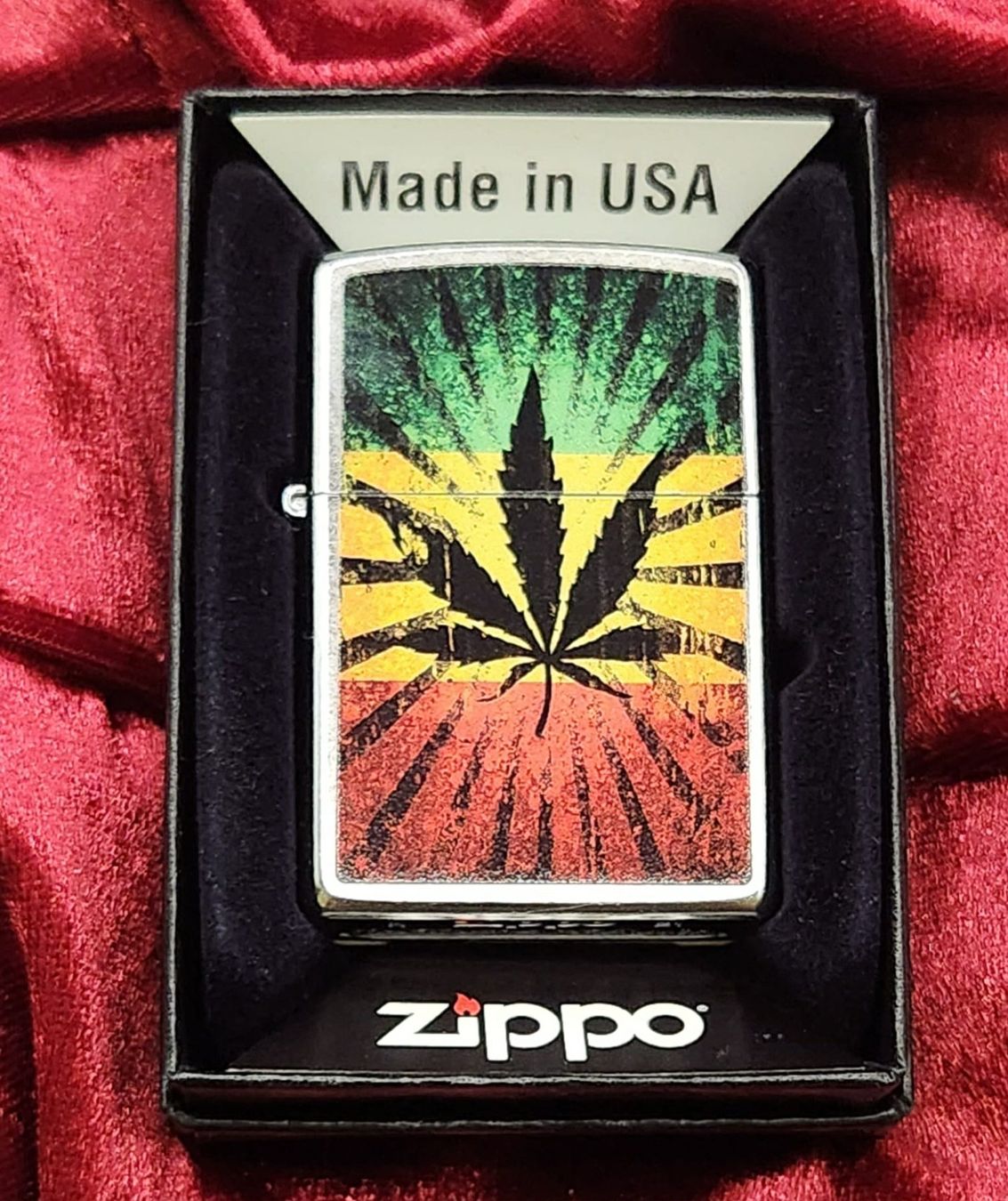 Zippo Accendini: Zippo Feuerzeug – Hanfblatt – Nuovo e nell'imballaggio originale da Thun venduto da Tong999