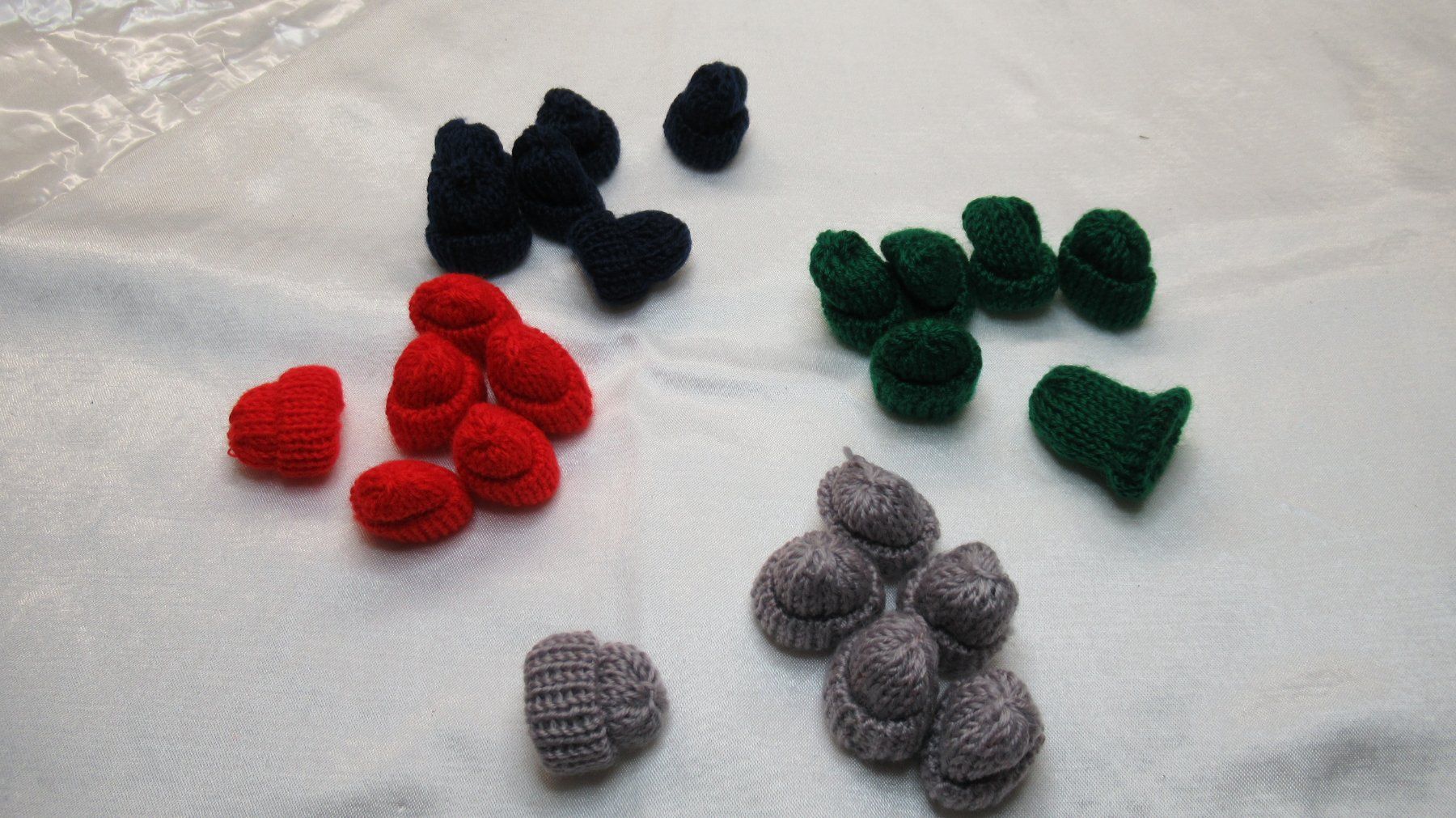 Tutte le decorazioni: Mützen mini stricken Deko 24 Stück – Nuovo e nell'imballaggio originale da Meisterschwanden venduto da TiSiBu59