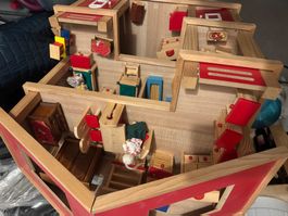 Grosses Holz Puppenhaus mit viel Zubehör gebraucht zum resta