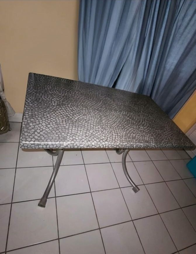 Tables: Tisch mit Mosaikoptik Metallgestell – D'occasion à Lengnau BE par esl_7h6z