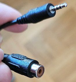 Unità & Adattatore: 3.5mm jack to RCA socket adapter – Usato da Geneve venduto da T36